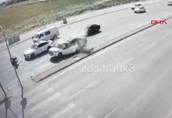 Kırmızı ışıkta duran otomobil, aracın çarpması ile ikiye bölündü; kaza kamerada