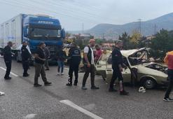 2 otomobil ile TIR çarpıştı: 2 ölü, 3 yaralı