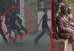 Bursa’da gençlerden Nazım ve Münevver’e tebessüm ettiren dokunuş