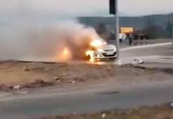 Işıklarda bekleyen otomobilin alev alev yanması kamerada