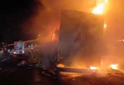 Şanlıurfa'da elektronik eşya yüklü TIR dorsesinin yanması kamerada