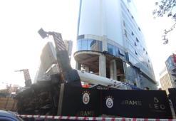 Mecidiyeköy'de devrilen vinç öğrenci yurduna çarptı