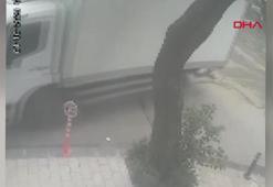 Mecidiyeköy'de devrilen vinç öğrenci yurduna çarptı