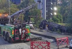 Beşiktaş'ta yokuştan kayan kamyon devrildi