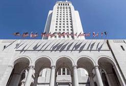 ABD’de otomobil belediye binası merdivenlerine çarptı; sürücü gözaltında