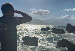 Kayalıkta mahsur kaldı, ekipleri beklemeden yüzerek kıyıya çıktı