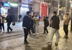 Taksim'de kemerli tekmeli yumruklu kavgalar kamerada