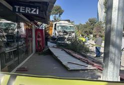 Freni boşaldığı öne sürülen kamyon 7 iş yerine çarptı