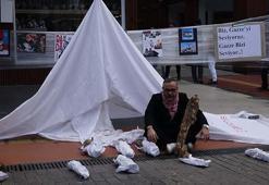 Gazze’de ölen bebeklere dikkat çekmek için kefenli eylem yaptı