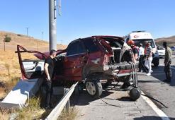 Hafif ticari araç ile otomobil çarpıştı: 10 yaralı