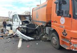 Karayolları temizlik aracına çarpan motokaravanın sürücüsü öldü, eşi yaralandı