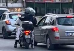 Sultangazi’de motosiklet sürücüsü aracın camına yumruk attı; aynasını kırdı