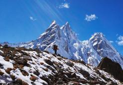 Everest Dağı'nda kar fırtınası nedeniyle yaklaşık 1000 kişi mahsur kaldı