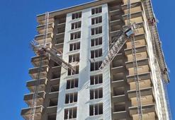 İnşaatta dış cephe sıvası için kurulan platform kırıldı; 2 işçi öldü