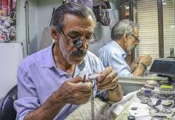 4 metrekarelik dükkanda yarım asırdır antika saatleri tamir ediyor