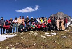 Rizeli doğaseverlerden Kaçkar Dağları eteklerinde zorlu yürüyüş