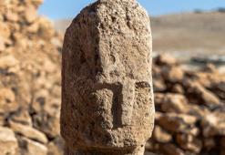 Karahantepe'de insan yüzlü dikilitaş bulundu