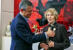 Özgür Özel, CHP'ye üye olan Ayşe Kulin'e rozet taktı