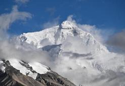 Everest Dağı'ndaki kar fırtınası nedeniyle 1 kişi hayatını kaybetti