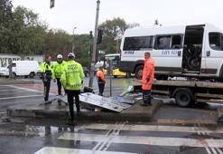 Sarıyer'de servis minibüsü refüjdeki trafik levhasına çarptı: 2 yaralı