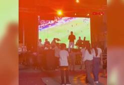 Galatasaraylı damat, derbiyi düğününde kurdurduğu dev projeksiyondan izledi