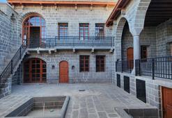 'Hendek- barikat olayları'nda zarar gören 311 tescilli yapıdan 117’si tamamlanıp sahiplerine teslim edildi