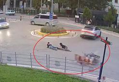 Otomobile çarpmamak için sürücüsünün ani fren yaptığı motosiklet devrildi; kaza kamerada