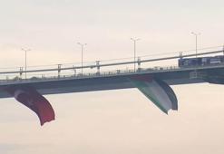 İstanbul Boğazı'ndaki köprülere Filistin'e destek için bayrak asıldı