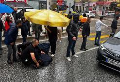 Esnaf, kazada yaralanan yaya ıslanmasın diye şemsiye açtı, üstüne mont örttü