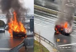 Bayrampaşa’da hafif ticari araç alev alev yandı