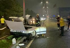 Aydınlatma direğine çarpan otomobil ikiye ayrıldı; sürücü yaralandı