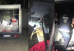 Kamyonetteki gizli bölmede 11 kaçak göçmen yakalandı: 2 tutuklama