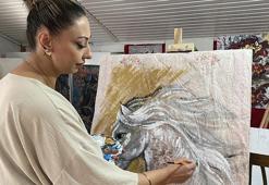 El dokuması halı ve kilimleri resimlerine 'tuval' yaptı