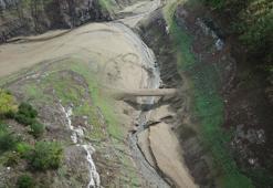 Yuvacık'ta su seviyesi yüzde 18'e geriledi; köprü yeniden gün yüzüne çıktı