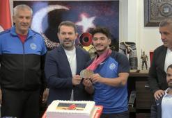 Muhammet Furkan Özbek, halterde 15 yıl sonra ilk dünya şampiyonu oldu