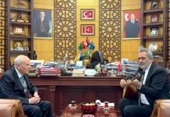 Yavuz Bingöl, Bahçeli'ye bağlama hediye etti