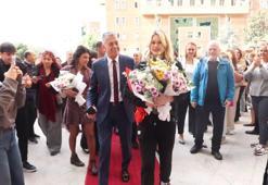 Dünya şampiyonu yüzücü Defne Kurt, okulunda coşkuyla karşılandı