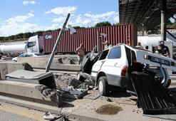 Otomobil, otoyol gişelerinde beton bariyerlere çarptı: 2 ölü