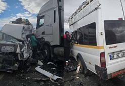 TIR ile minibüs çarpıştı: 9 yaralı