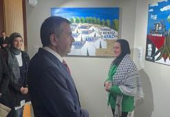 Bakan Tekin, Filistinli öğrencilerin resim sergisini gezdi