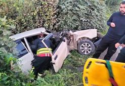 Otomobil refüjdeki elektrik direğine çarpıp, karşı şeride savruldu; 2 yaralı