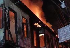 Tarsus'ta iki ahşap ev, yangında küle döndü