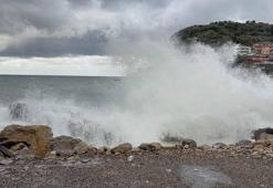 Amasra'da kuvvetli rüzgar; dalga boyu 4 metreye ulaştı