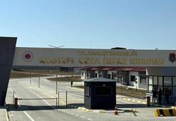 İnfaz koruma memurlarına bıçakla saldırdı: 3 yaralı