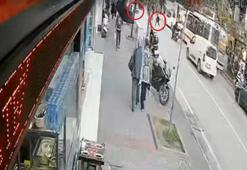 Sürücüsünün yayaya çarpmamak için manevra yaptığı otomobil kaldırıma çıktı; o anlar kamerada