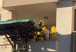 Evden kötü koku gelince cansız bedeni bulundu; cenaze asansörlü araçla indirildi