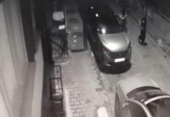 Kağıthane’de park halindeki araçların aynalarını yumrukla kırdı