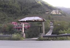 Asma köprüye demir kapı yaptırıp, kilit de taktı