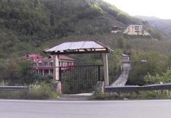 Asma köprüye demir kapı yaptırıp, kilit de taktı