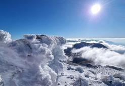 Hasan Dağı’nın zirvesine yağan kar, kartpostallık görüntüler ortaya çıkardı